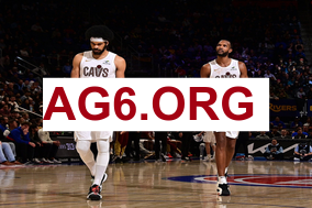 记者：库里赛后一瘸一拐表情痛苦，遭遇大腿挫伤仍坚持完赛